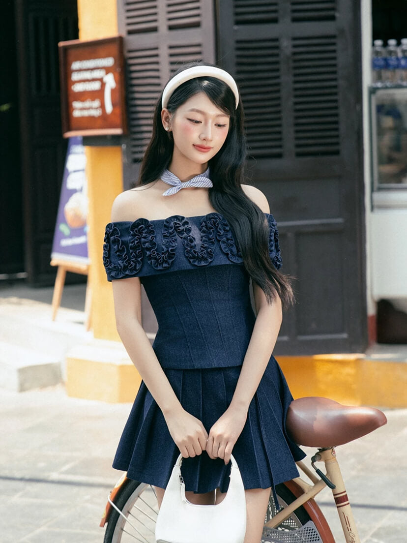 데님 플리츠 스커트 · 메탈 태그 벨트 포인트