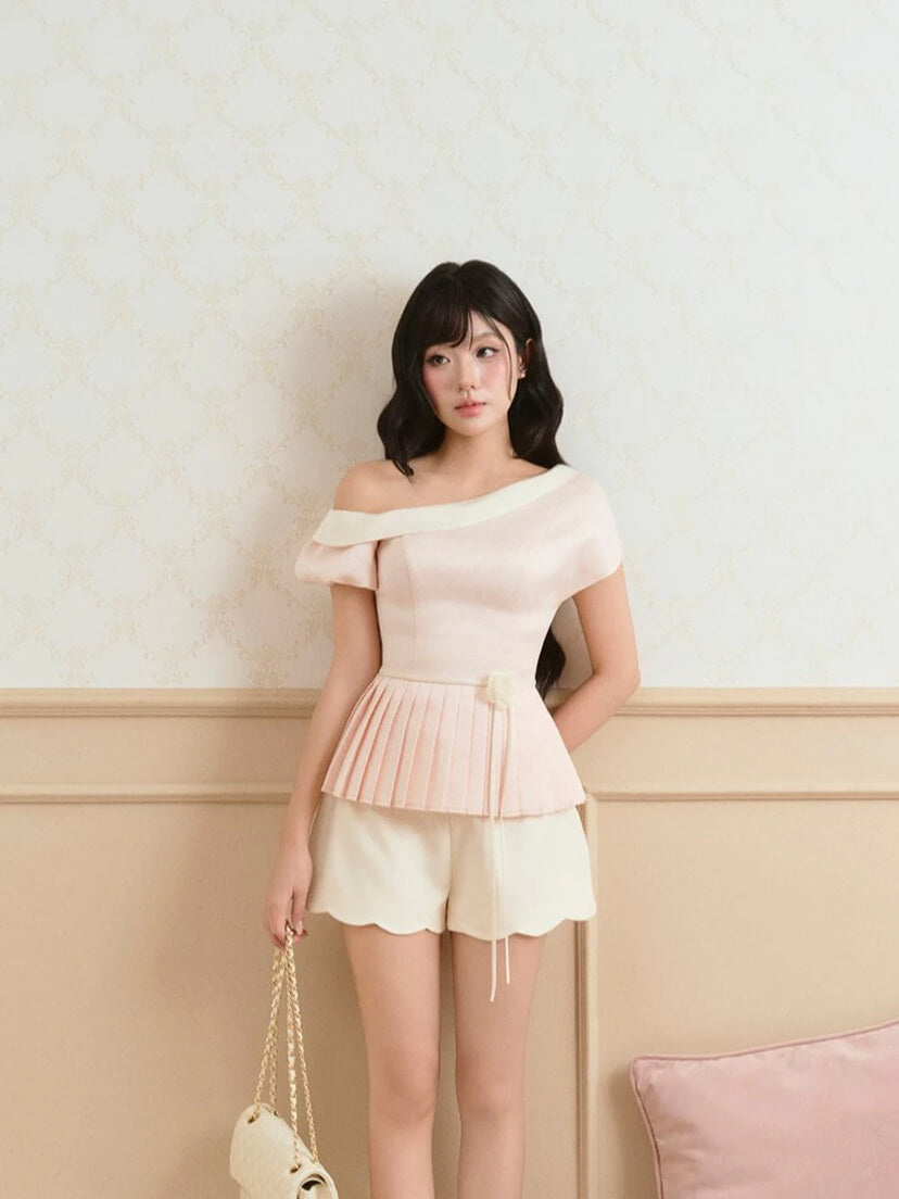 비대칭 플리츠 오프숄더 플레어 포인트 블라우스