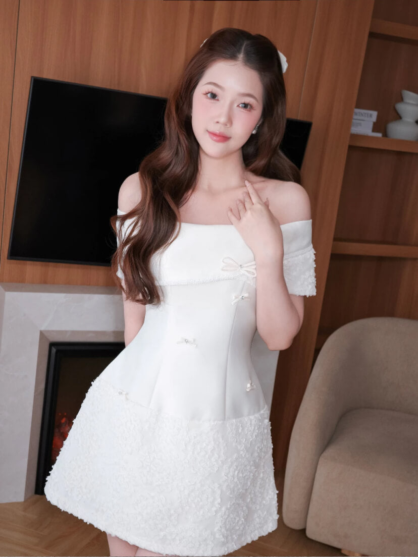 타프타 오프숄더 레이스 밑단 원피스 · 베이지 크림